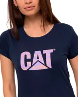 Remera de algodón azul marino con cuello redondo y logo de CAT estampado en el pecho en color lila y naranja.