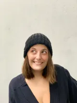 Gorro de lana merino azul con matices celestes y blancos, tejido a mano en punto elástico.