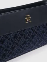 Bandolera Tommy Hilfiger azul marino con estampado de logos, correa ajustable y logo metálico dorado en el frente.