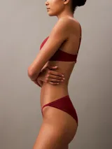 Bombacha de bikini roja de microfibra suave y elástica, con cintura elástica con logo de Calvin Klein.
