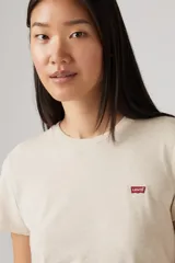 Remera color avena de corte recto, manga corta y cuello redondo. Tiene un pequeño logo de Levi's en el pecho.