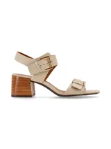 Sandalias de cuero color marrón con hebillas metálicas doradas y taco de madera.