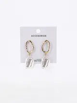 Aros colgantes con forma irregular, con pieza superior dorada y pieza inferior blanca con efecto nacarado.