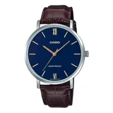 Reloj Casio con correa de cuero marrón, esfera azul de 46mm y caja plateada.