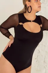 Body negro de manga larga, confeccionado en LYCRA®, con mangas de microtul y detalles de aros en el escote.