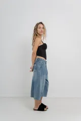 Sandalias planas de cuero color negro, con base anatómica de corcho y capellada ancha.