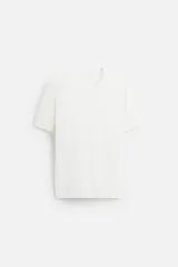 Camiseta azul marino de punto con mezcla de viscosa, corte regular fit, cuello redondo, manga corta y terminaciones en rib.