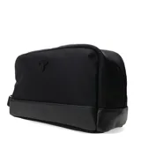 Neceser rectangular negro con base de cuero sintético, cierre superior y logo de la marca en relieve.