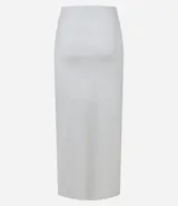 Conjunto de dos piezas color blanco, compuesto por un top tipo corset strapless con escote en V y una pollera midi ajustada con fruncido lateral y abertura alta, asegurada con un adorno metálico.