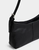 Bandolera tipo baguette color negro de cuerina, con manija superior y cierre superior.