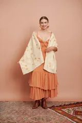 Bufanda de lana color crudo con estampado ecoprint artesanal y ecológico.