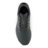 Championes de running New Balance color gris oscuro con detalles en negro. Presentan el logo de la marca en los laterales y suela de goma.