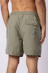 Short de baño gris con cintura elastizada y cordón ajustable. Tiene bolsillos laterales y logo de la marca en la pierna derecha.