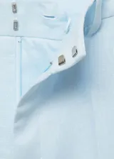 Pantalón de lino celeste, de corte recto y tiro alto, con bolsillos laterales y traseros.