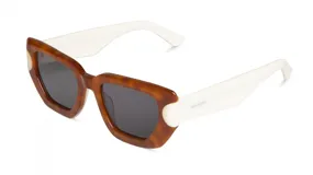 Lentes de sol tipo cat-eye en color caramelo con detalle en blanco y polarizados.