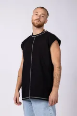 Musculosa color crudo de algodón estilo sudadera, corte oversize, con costuras verticales visibles en el frente y ruedo.