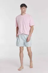 Short de baño estampado en tonos turquesa y rosado, con cordón ajustable en la cintura.
