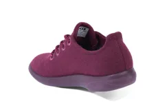 Zapatillas blancas de lana merino, diseño minimalista y atemporal, sin género y para todas las edades. Capellada y forro de lana merino, suela de EVA.