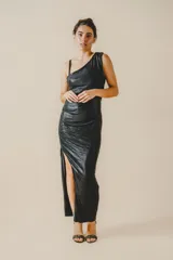 Vestido largo negro de fiesta, con un hombro descubierto, corte ajustado, drapeado lateral y tajo alto en la pierna.