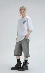 Remera blanca de corte holgado con estampado azul de diseño geométrico y aves.