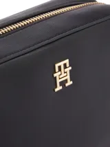 Bandolera negra de Tommy Hilfiger con correa ancha de tela ajustable, logo metálico dorado y herrajes dorados.