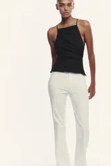 Pantalón blanco de tiro alto con corte acampanado.