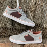 Championes Etnies Barge LS negros con detalles en marrón y suela blanca.
