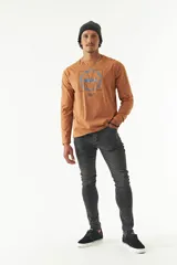 Remera de manga larga azul marino para hombre, con cuello redondo y estampado en el pecho con el logo de la marca Mistral en color verde neón.