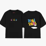 Camiseta celeste de manga corta con cuello redondo y estampado frontal de tres recipientes con cereales. En la parte trasera tiene un estampado grande con el texto "iUTTAi STARS" y un plato con cereales.