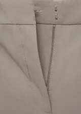 Pantalón de vestir color beige, de corte wide leg, tiro medio y pinzas frontales.