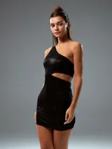 Minivestido negro de fiesta con un solo hombro, corte ajustado y abertura en la cintura.