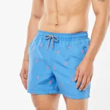Short de baño celeste con estampado de flamencos rosados y cordón ajustable en la cintura.
