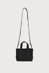 Bolso tipo tote mini color negro, tejido con diseño acanalado vertical. Tiene doble asa corta y logo de la marca en el frente.