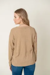 Cardigan celeste de lana con escote en V y botones marrones.