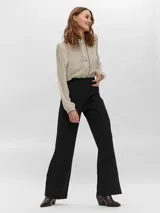 Pantalón de vestir negro con pinzas frontales y corte ajustado de pierna ancha.