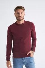 Sweater de algodón color borgoña, tejido con punto butoné, de corte regular, cuello redondo, puños y dobladillo acanalados, y logo bordado en el pecho.