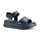 Sandalias negras de cuero con plataforma y ajuste con velcro.
