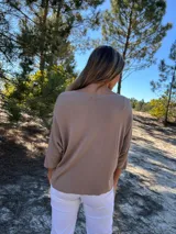 Sweater marrón claro de tejido de punto de algodón, con escote en V y mangas 3/4 estilo ranglán.