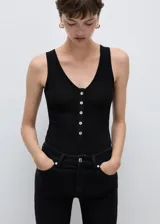 Body negro de punto con cuello pico, tirantes anchos y cierre de botones a presión en la parte inferior.