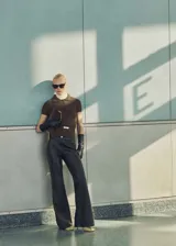 Jersey de punto grueso color marrón con cuello polo, cierre de botones en el cuello y diseño corto.