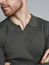 Sweater azul de tejido de punto acanalado, con cuello polo y mangas largas.