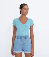 Remera celeste de algodón con escote en V, mangas cortas y bolsillo en el pecho.