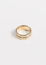 Anillo calado de acero quirúrgico dorado con strass en el centro, hipoalergénico.