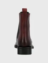Bota de cuero color bordó, estilo chelsea, con paneles elásticos a los lados y suela de goma.