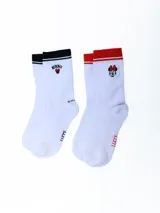 Pack de dos pares de medias blancas con detalles de Minnie Mouse: un par con borde superior negro y la palabra 'Minnie' bordada, y otro par con borde superior rojo y la cara de Minnie bordada.