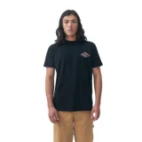 Remera negra de manga corta con cuello redondo y estampado pequeño en el pecho.
