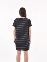 Vestido corto negro de manga corta, con cuello redondo y corte holgado, estilo camiseta.