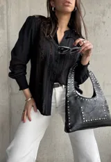 Camisa negra de manga larga con detalles de broderie y cuello mao.