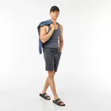 Musculosa gris de canalé con cuello redondo y sisas amplias.