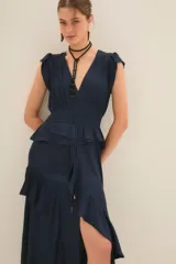 Vestido midi azul marino con escote en V, cintura elastizada, volados en mangas y falda con volados y tajo central.
